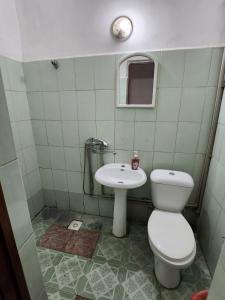 y baño con aseo y lavamanos. en Оазис, en Almaty