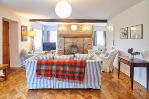 sala de estar con 2 sofás y chimenea en Host & Stay - Penrheol Farmhouse, en Brecon