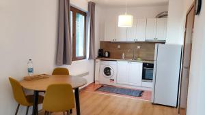 O bucătărie sau chicinetă la Semiramida Garden Apartment 12