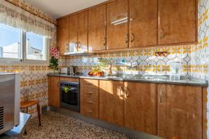 - une cuisine avec des placards en bois et une cuisinière dans l'établissement Mijas Tropical, Casita típica, à Mijas