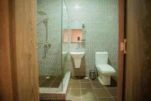 a bathroom with a shower and a toilet and a sink at Accra Luxury Homes @ Achimota in Lapaz