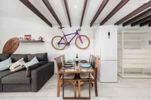 salon z kanapą i stołem z rowerem na ścianie w obiekcie MEDANO4YOU The Bike Holiday Home w mieście El Médano