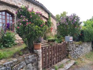 Saint Marcel Campes的住宿－La longère d'Anaïde，鲜花屋前的围栏