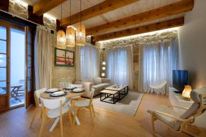 salon ze stołem, krzesłami i kanapą w obiekcie La Gallega by Upper Luxury Housing w mieście A Coruña