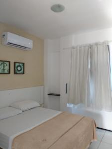 Tempat tidur dalam kamar di Brisa Brasil Residence