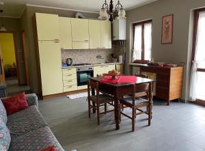 una cucina con tavolo e sedie e una cucina con divano di Delightful Home-Lovely Hill View a Canneto Pavese