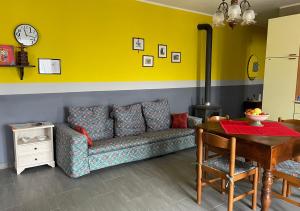 sala de estar con sofá y mesa en Delightful Home-Lovely Hill View, en Canneto Pavese