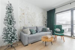 una sala de estar con un árbol de Navidad y un sofá en Szczyrk Ptasie Apartamenty NOWOŚĆ z widokiem na góry, en Szczyrk