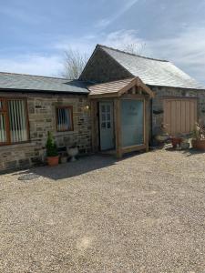 un edificio de piedra con garaje con puerta en Charming 2-Bed Cottage in Otley en Otley