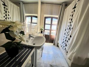 ウベダにあるApartamentos Sol Real 1の白いバスルーム(シンク、窓付)