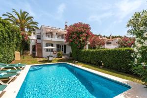 une piscine devant une maison dans l'établissement Villa Zodiaco Aries, à Son Bou