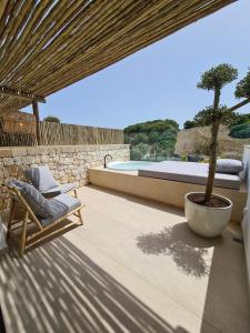 Bazén v ubytování S´Estancia Suites nebo v jeho okolí