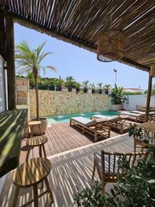 Bazén v ubytování S´Estancia Suites nebo v jeho okolí