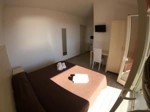ein Schlafzimmer mit einem Bett, einem Tisch und einem Stuhl in der Unterkunft Agriturismo Seaview in Capo Vaticano