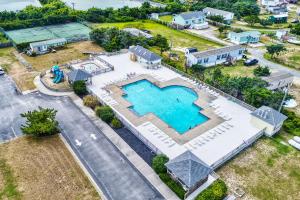 uma vista panorâmica de uma grande piscina numa propriedade em Reel Paradise em Avon