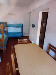 Habitación con mesa y habitación con literas en El Dorado Deptos a una cuadra del mar en San Bernardo