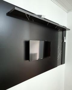 een tv aan een muur in een kamer bij Pousada do Primo in Capão da Canoa