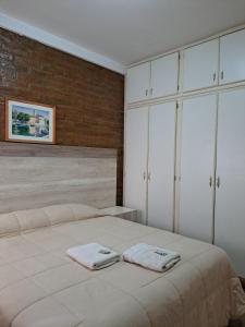 um quarto com uma cama com duas toalhas em Terraza del Sol Apart em San Juan