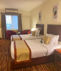 una habitación de hotel con 2 camas en una habitación en Al Diar Mina Hotel, en Abu Dabi
