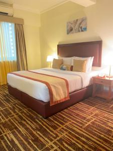 a bedroom with a large bed in a hotel room at Al Diar Mina Hotel in Abu Dhabi