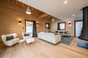 sala de estar con sofá blanco y sillas en Chalet Arande Saint Gervais - by EMERALD STAY en Saint-Gervais-les-Bains