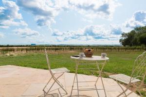 En hage utenfor The Hexagon, wow what a location, views over the Essex marshes and sea