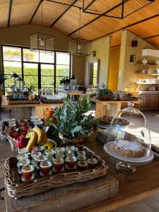 eine Küche mit einem Tablett mit Speisen auf dem Tisch in der Unterkunft Bioagriturismo il cerreto in Pomarance