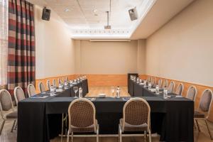 una sala de conferencias con mesa y sillas en Hotel SB Ciutat Tarragona en Tarragona