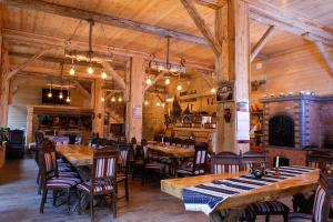 Casa Baciu Colacu餐厅或其他用餐的地方