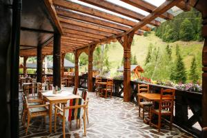 Casa Baciu Colacu餐厅或其他用餐的地方
