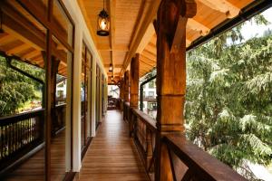 Casa Baciu Colacu的阳台或露台