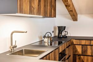 A kitchen or kitchenette at Alpin Chalet Samer Apt Fürstenblick