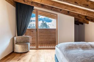A bed or beds in a room at Alpin Chalet Samer Apt Fürstenblick
