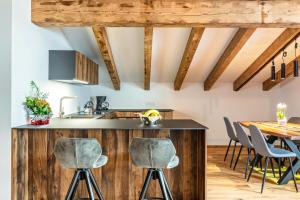 A kitchen or kitchenette at Alpin Chalet Samer Apt Fürstenblick