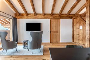 A television and/or entertainment centre at Alpin Chalet Samer Apt Fürstenblick