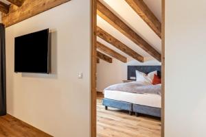 A bed or beds in a room at Alpin Chalet Samer Apt Fürstenblick