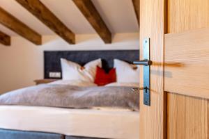 A bed or beds in a room at Alpin Chalet Samer Apt Fürstenblick