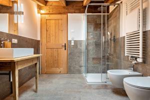 A bathroom at Alpin Chalet Samer Apt Fürstenblick Még 29 kép