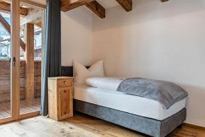 A bed or beds in a room at Alpin Chalet Samer Apt Fürstenblick