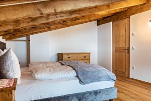 A bed or beds in a room at Alpin Chalet Samer Apt Fürstenblick