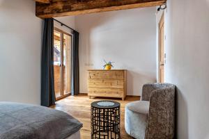 A seating area at Alpin Chalet Samer Apt Fürstenblick