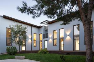 Casa con paredes y ventanas blancas en Khujra Studios en Bukhara