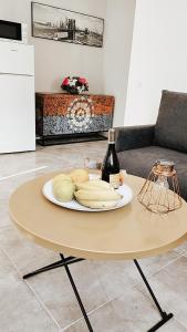 stół z talerzem jedzenia i butelką wina w obiekcie Villa Mia w mieście Tuineje