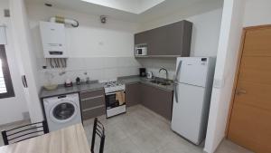 A kitchen or kitchenette at S1 Cálido departamento para conocer Mendoza
