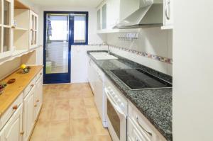 A kitchen or kitchenette at Alejandrita