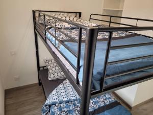 a couple of bunk beds in a room at Le Logis du Donjon 1 in Les Herbiers