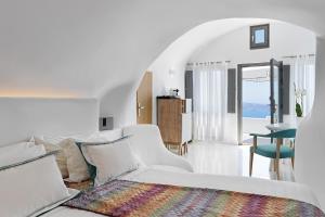 Llit o llits en una habitació de Katikies Chromata Santorini - The Leading Hotels of the World