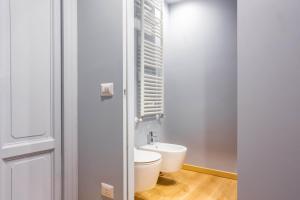 La salle de bains est pourvue de toilettes et d'un lavabo. dans l'établissement Easylife - Accogliente e moderno bilocale in zona Navigli, à Milan