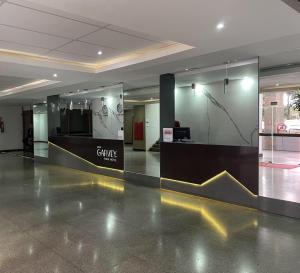 a lobby with a counter in the middle of a building at MIX APART Hotel in Brasília