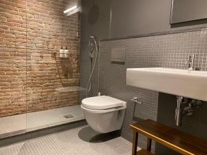 A bathroom at Uma Suites Pau Claris Még 37 kép